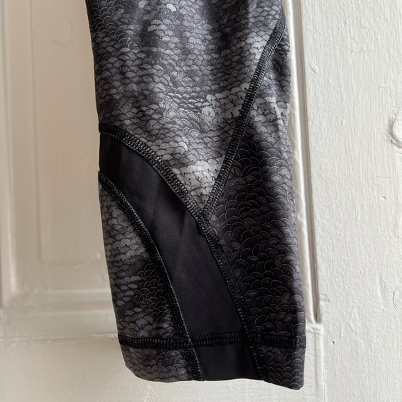Lululemon Run Inspire Crop II All Full-On Luxstreme Sequin Snake Slate Black - Picture 3 of 12
